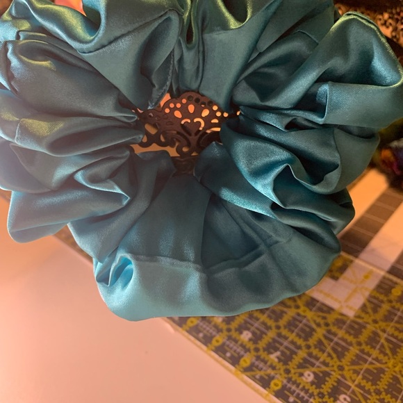 Large turquoise pocket scrunchie. - Picture 3 of 4